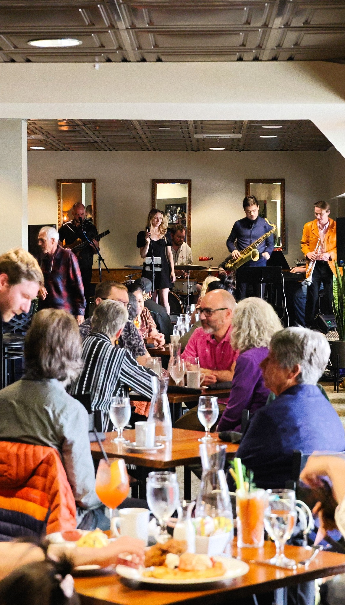 De Dream performing for a full dining room at Hotel Leo