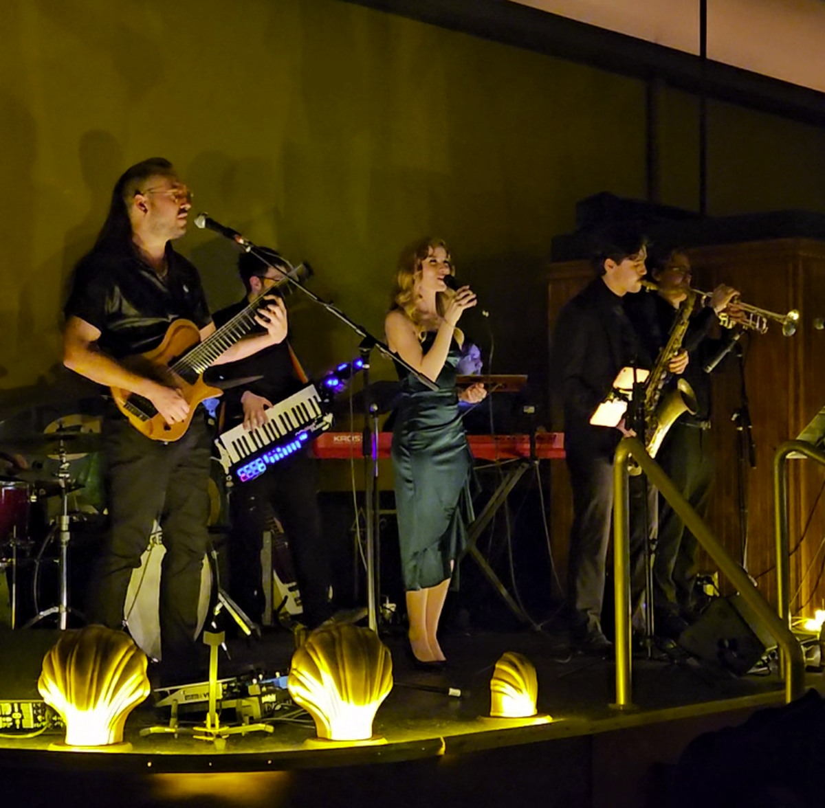 De Dream performing live