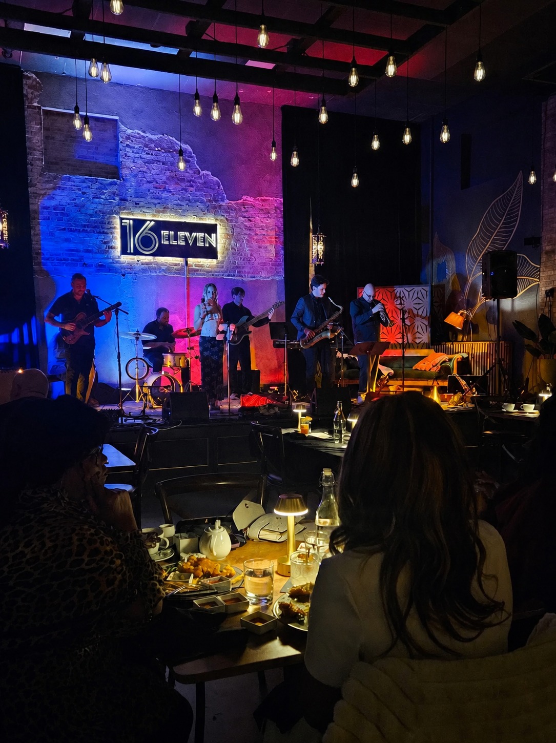 De Dream performing live at 16Eleven